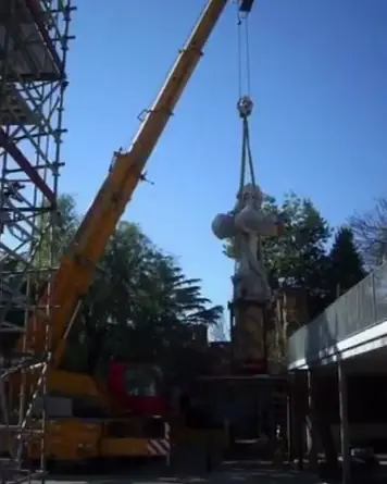 Rehabilitación fachada Barcelona: grúa fijando la cruz de la Torre Bellesguard, de Gaudí, en Barcelona
