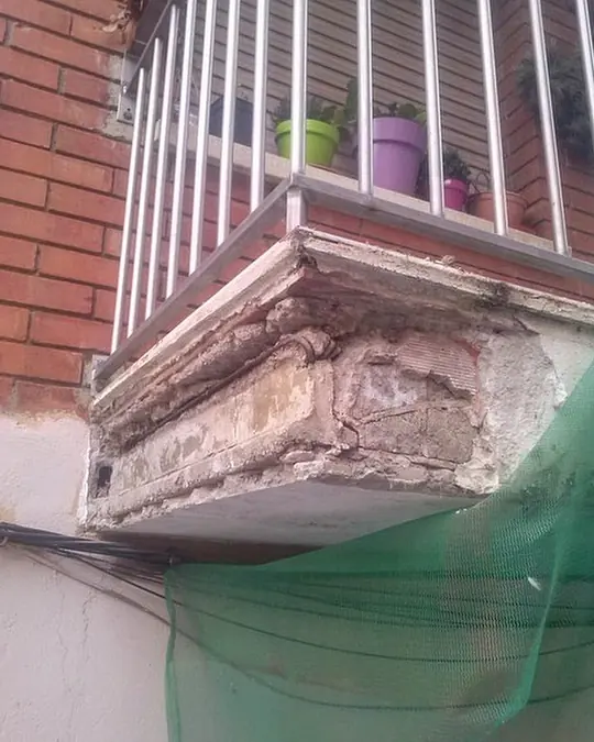 Rehabilitación fachada Barcelona: balcón de una comunidad de Barcelona, antes de repararlo