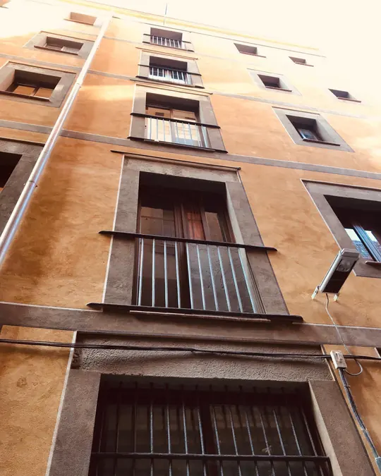 Rehabilitación de fachada: fachada con balcones rehabilitada