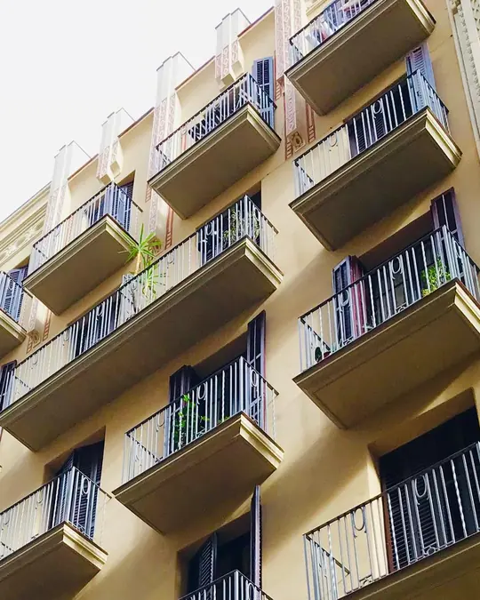 Rehabilitación fachada Barcelona: balcones reconstruidos con mortero de cal en Vila de Gràcia, Barcelona