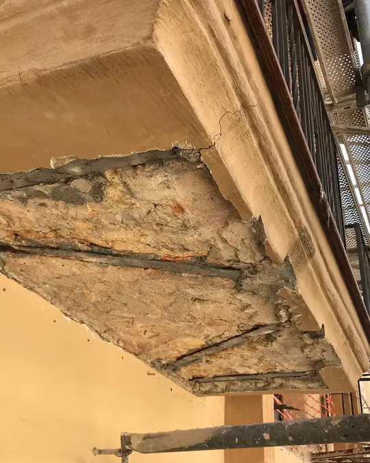La losa vieja, demolida: Rehabilitación fachada Barcelona: balcones reconstruidos con mortero de cal en Vila de Gràcia, Barcelona