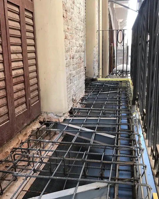 El armado de la losa nueva: Rehabilitación fachada Barcelona: balcones reconstruidos con mortero de cal en Vila de Gràcia, Barcelona