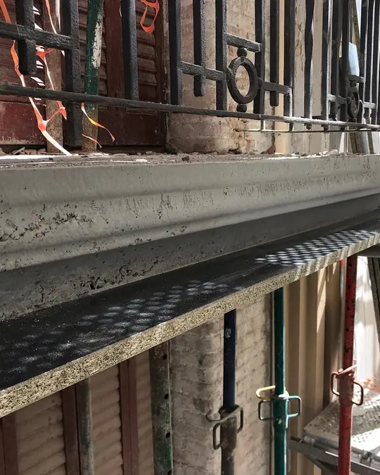 La losa nueva, antes del revestimiento: Rehabilitación fachada Barcelona: balcones reconstruidos con mortero de cal en Vila de Gràcia, Barcelona