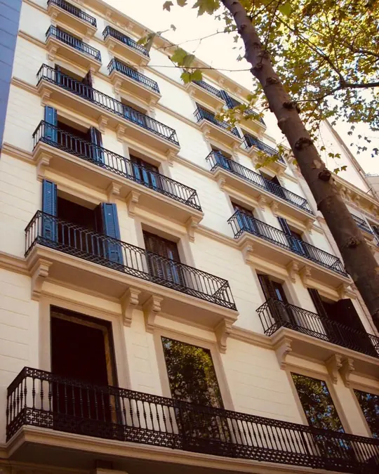 Rehabilitación de fachada: fachada y balcones rehabilitados