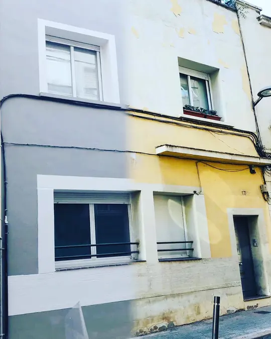 Rehabilitación de fachada: fachada de una casa, rehabilitada
