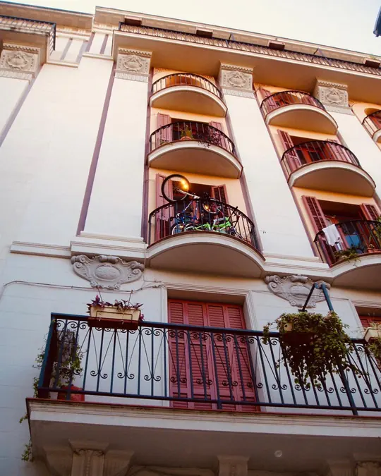 Rehabilitación de fachada: balcones de una fachada restaurados