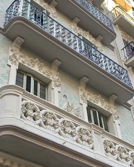 Rehabilitación fachada Barcelona: esgrafiados recuperados con mortero de cal en una fachada de Barcelona