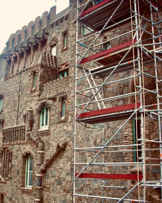 Rehabilitación de fachada: fachada de piedra con andamio, en rehabilitación
