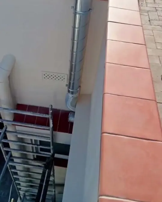 Rehabilitación fachada Barcelona: patio de luces de una comunidad de vecinos de Barcelona, acabado