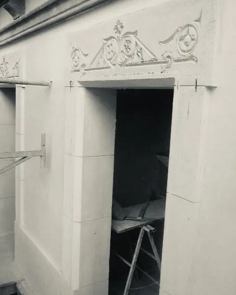 Rehabilitación de fachada: revestimiento de mortero de cal en una fachada de piedra
