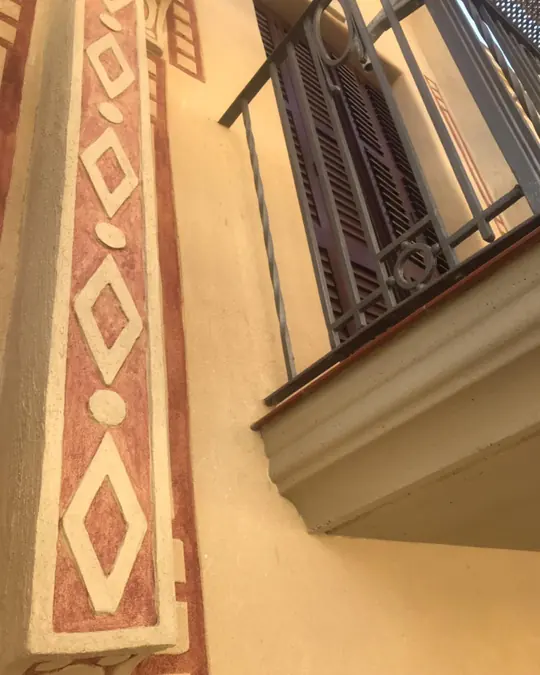 Rehabilitación de fachada: fachada con esgrafiados, rehabilitada