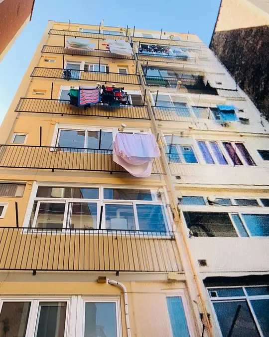 Rehabilitación de fachada: fachada de un edificio de viviendas, rehabilitada