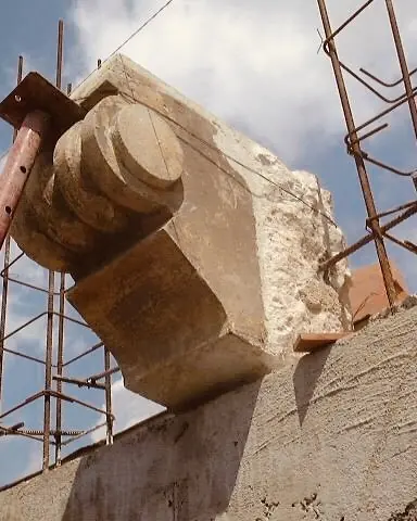 Rehabilitación fachada Barcelona: contrafuerte conservado en una remonta del Eixample de Barcelona