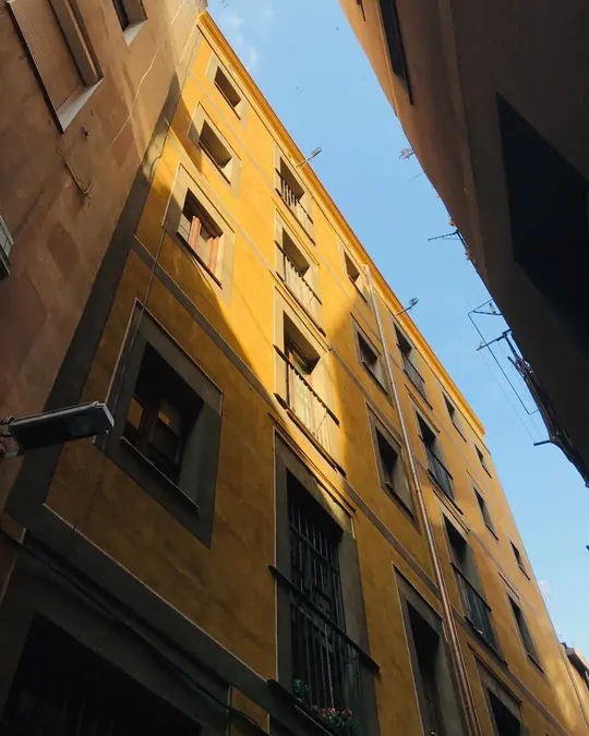 Rehabilitación de fachada: fachada rehabilitada, vista desde la calle