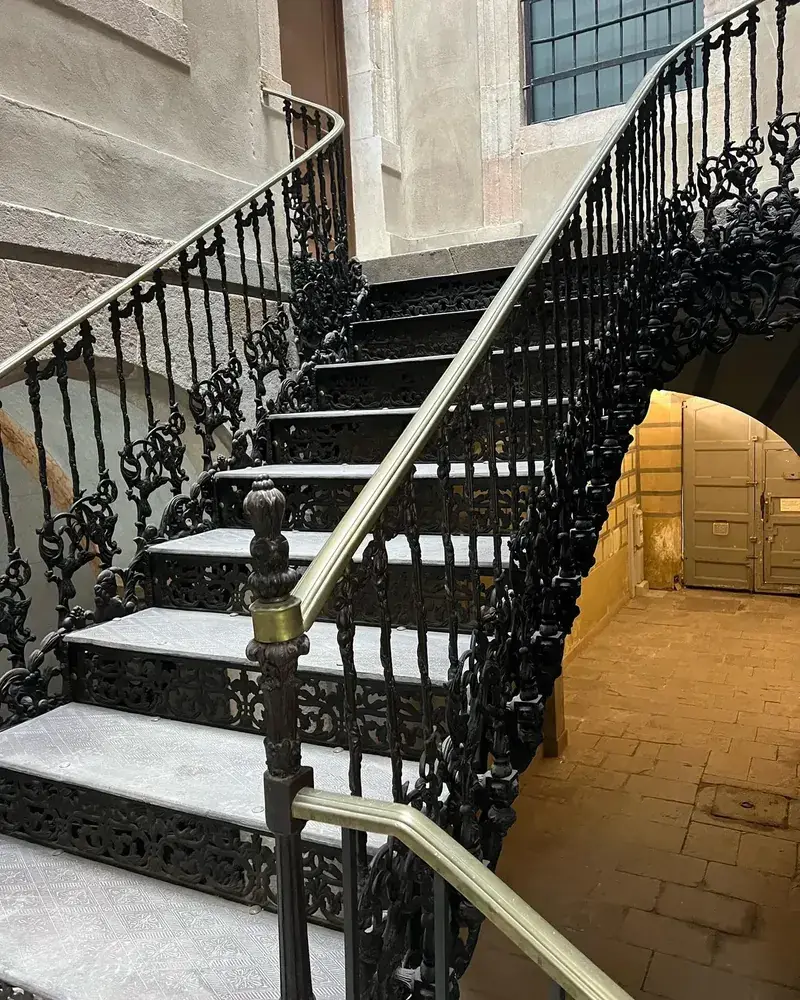 Escalera de hierro forjado restaurada en un palacete de la calle Hospital, en El Raval de Barcelona